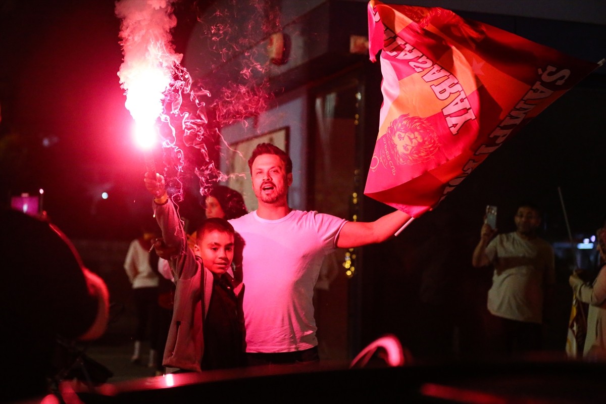 Adana'da, Galatasaray'ın Ziraat Türkiye Kupası'nda şampiyon olmasının ardından sarı-kırmızılı...