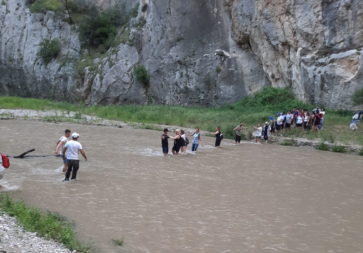 Adana'da, Kapıkaya Kanyonu'nda gezdikleri sırada Çakıt Çayı'nın su seviyesinin yükselmesi sonucu...