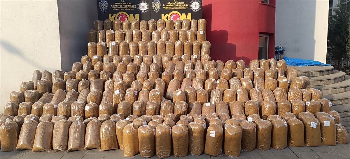 Adana'da polis ekiplerince, 4 hafif ticari araçta 2 ton kıyılmış kaçak tütün ele geçirildi, 6...