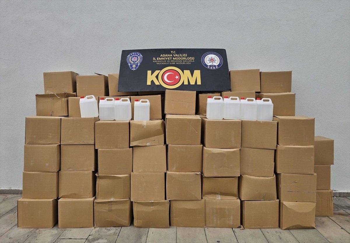 Adana'da polis ekiplerince düzenlenen operasyonda 6 silah, el yapımı patlayıcı ve 2 bin 320 litre...