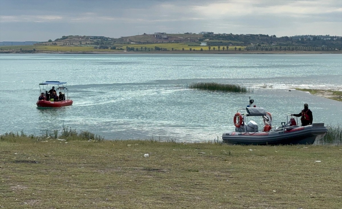 Adana'da Seyhan Baraj Gölü'nde kaybolan genci arama çalışmaları sürüyor. Ekipler, botlarla gölde...