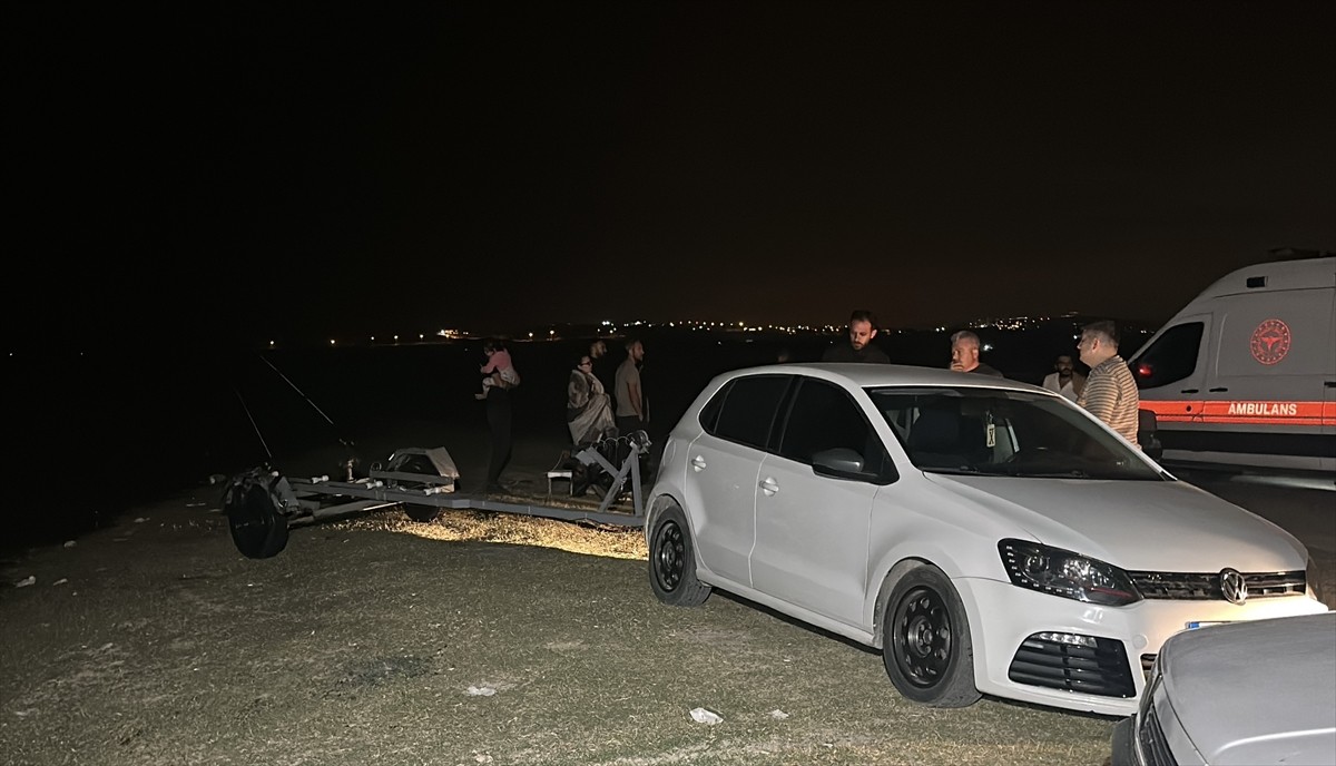Adana'da, Seyhan Baraj Gölü'ne düşen genç için arama çalışması yapıldı. Yaklaşık 2 saat süren...