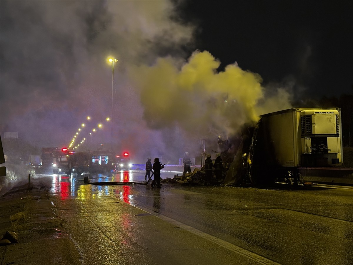 Adana'da Tarsus-Adana-Gaziantep (TAG) Otoyolu Yıldırım Beyazıt Mahallesi civarında iki araca...