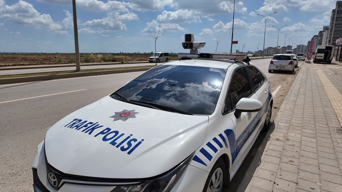 Adana'da trafik polisleri, radar uygulamalarını yapay zeka destekli sistemle...