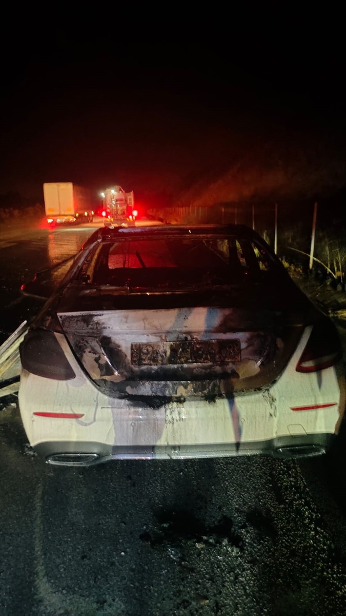 Adana'nın Ceyhan ilçesinde seyir halindeyken alev alan otomobil kullanılamaz hale geldi.