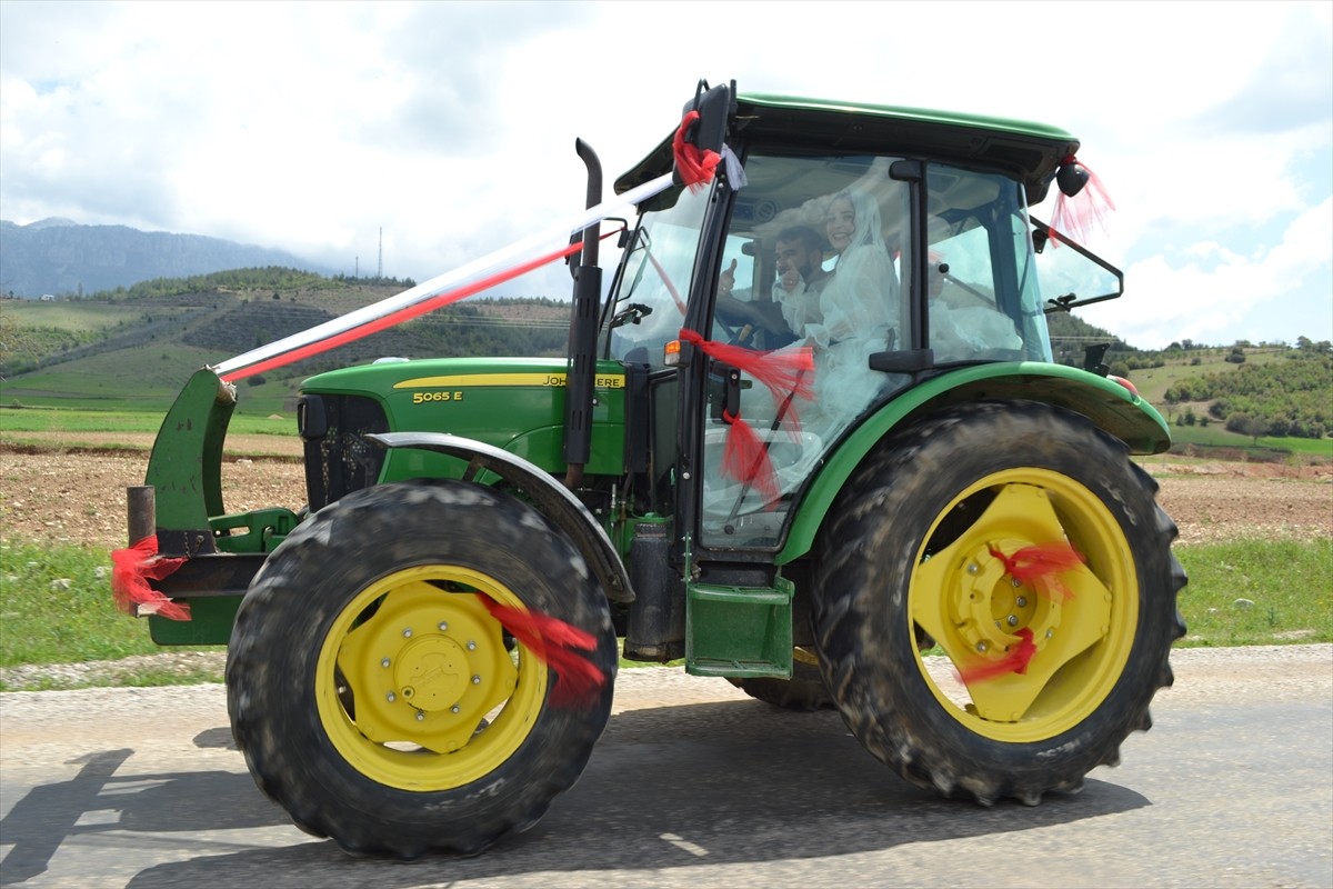 Adana'nın Feke ilçesinde dünyaevine giren çift, düğüne süsledikleri traktörle gitti. Çiftçilikle...