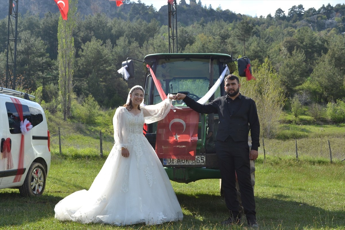 Adana'nın Feke ilçesinde dünyaevine giren çift, düğüne süsledikleri traktörle gitti. Çiftçilikle...