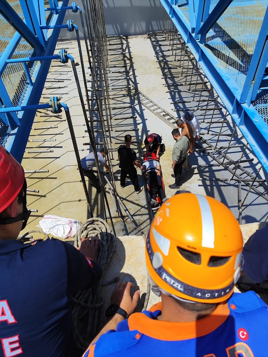 Adana'nın merkez Sarıçam ilçesinde tekstil fabrikasındaki boş havuza düşmesi sonucu yaralanan işçi...