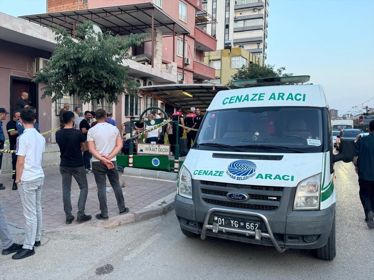 Adana'nın merkez Seyhan ilçesinde bir kişi eski eşini tabancayla öldürdü. Olay yeri inceleme...