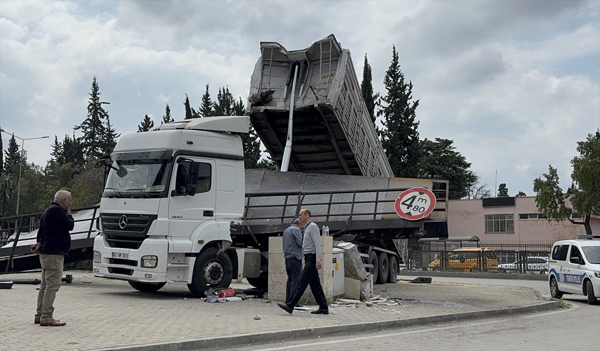 Adana'nın merkez Seyhan ilçesinde, seyir halindeki tırın aniden açılan damperinin çarptığı üst...