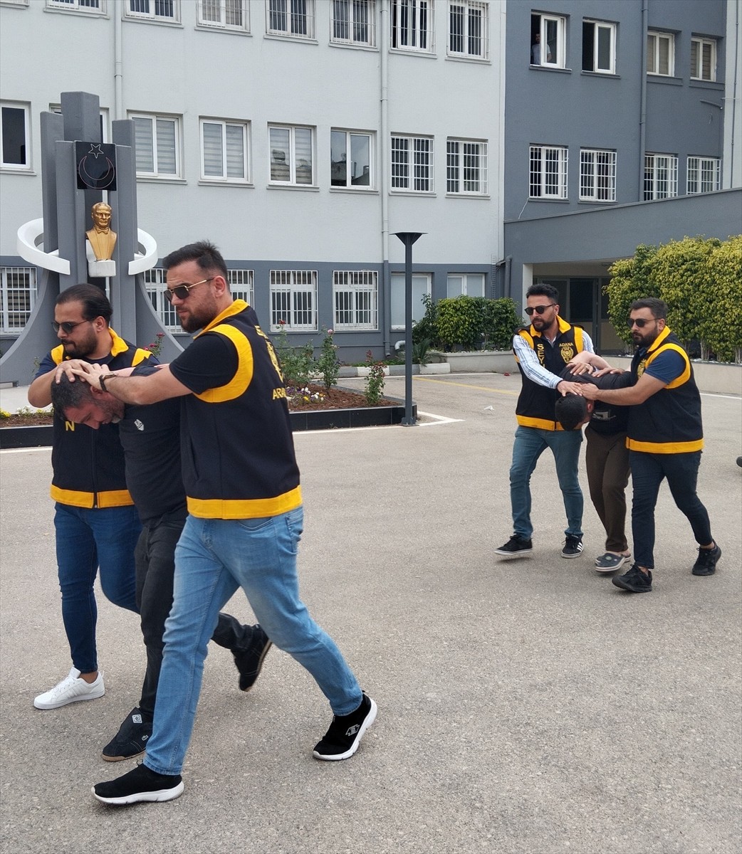 Adana'nın merkez Seyhan ilçesindeki bir evde 3 silah ve çok sayıda mermi ele geçirildi, 3 kardeş...