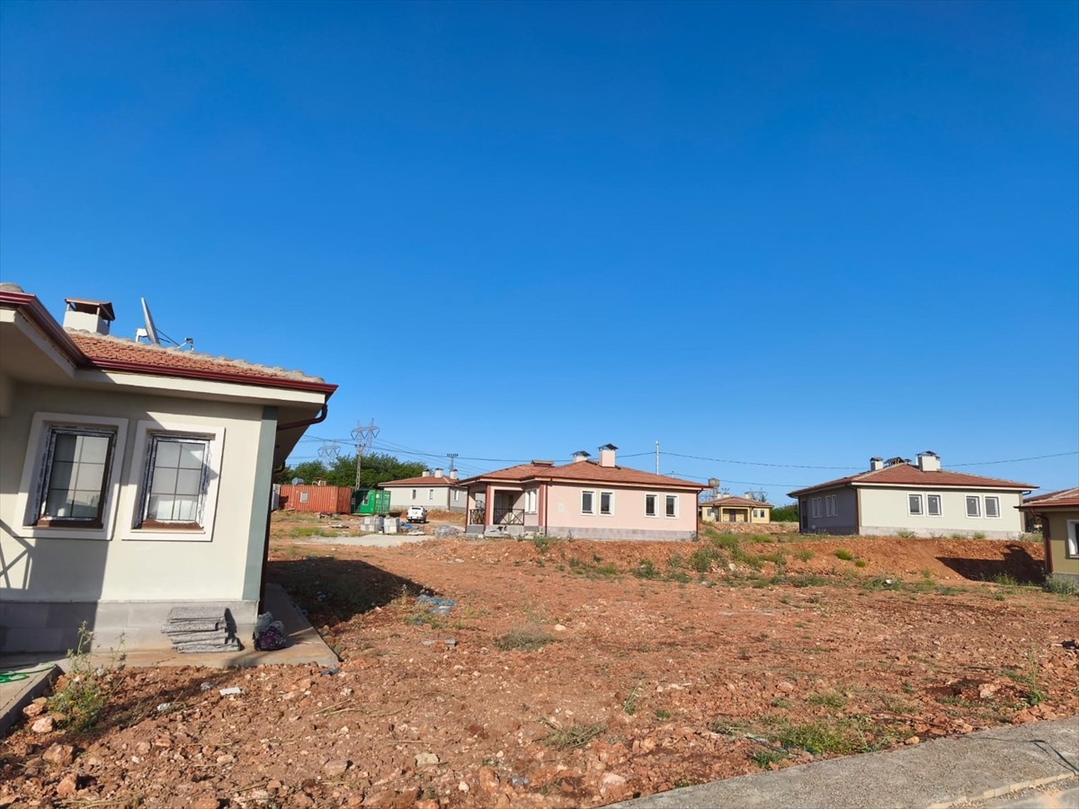 Adıyaman'ın Besni ilçesindeki kırsalda yaşayan hak sahibi afetzedeler köy tipi konutlarına...