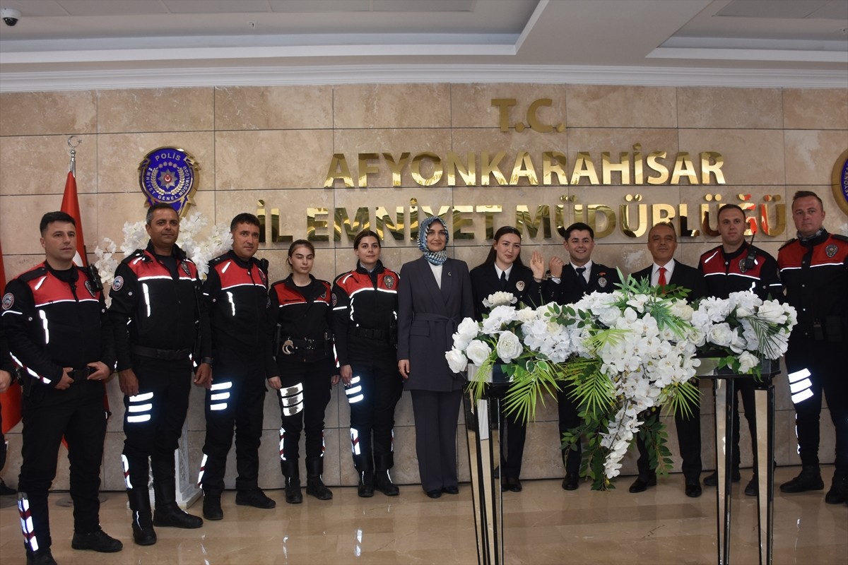 Afyonkarahisar'da polis memuru çift, nikah törenlerine gelinlik ve damatlık yerine üniformalarıyla...