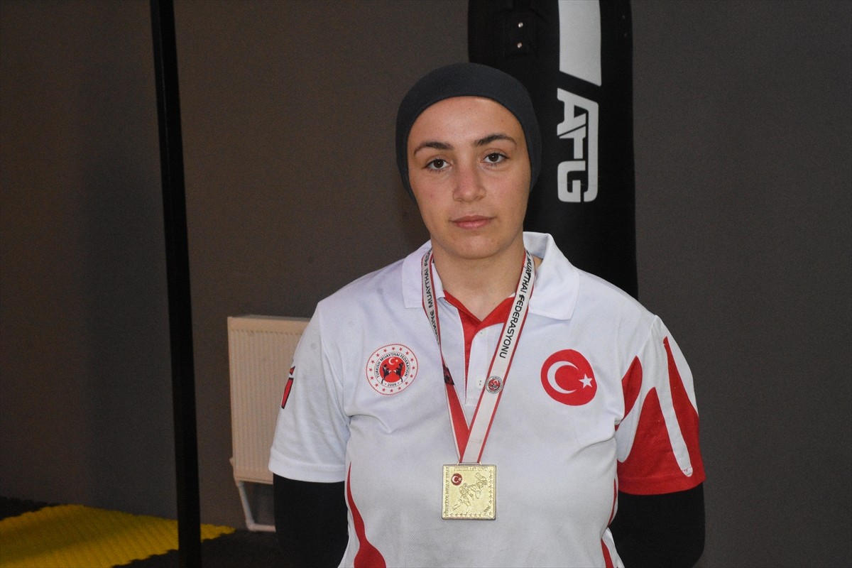 Afyonkarahisar'da zayıflamak için başladığı muaythaide Türkiye şampiyonu olarak milli takıma...