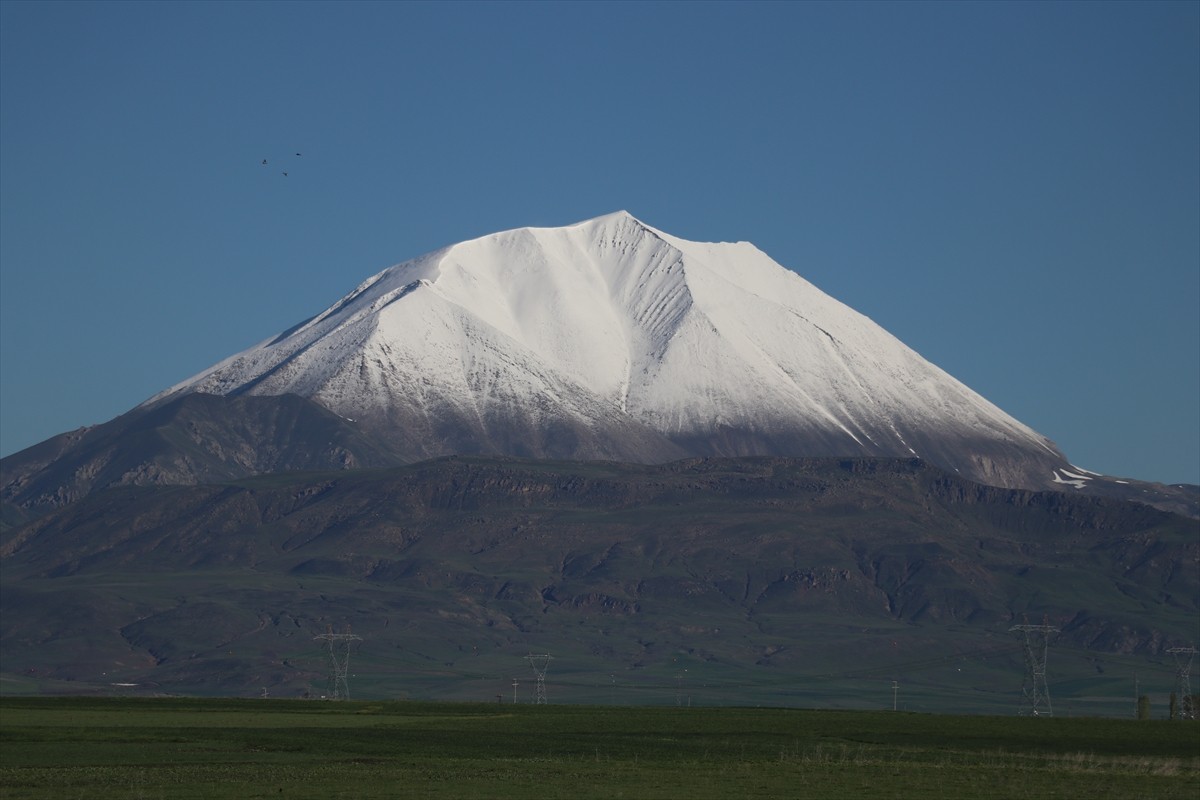 Ağrı'nın Eleşkirt ilçesinde bulunan Kösedağ'ın zirvesi baharda beyaza büründü.  