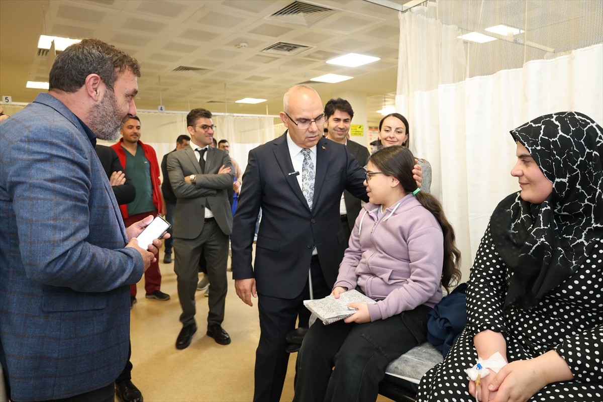 Ağrı Valisi Mustafa Koç, günlük ortalama 2 bin 800 poliklinik ve 1000 acil hastanın başvurduğu...