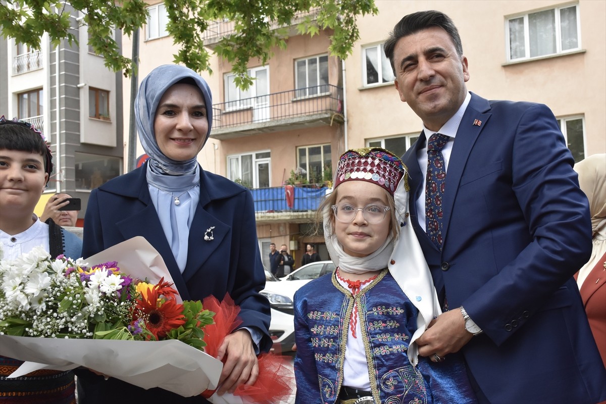Aile ve Sosyal Hizmetler Bakanı Mahinur Özdemir Göktaş (solda), bir dizi programa katılmak için...
