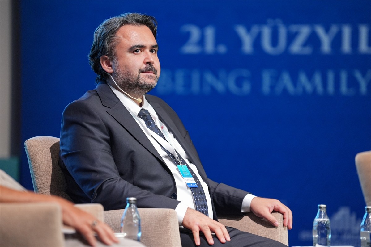 Aile ve Sosyal Hizmetler Bakanlığının katkılarıyla İstanbul Aile Vakfı tarafından "21. Yüzyılda...