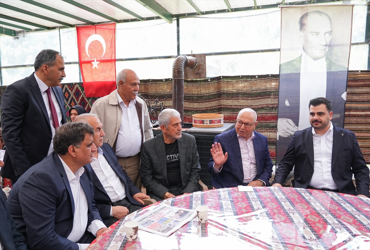 AK Parti Genel Sekreteri Eyüp Kadir İnan (sağ 1), Ege Şanlıurfa Federasyonu tarafından Bornova...