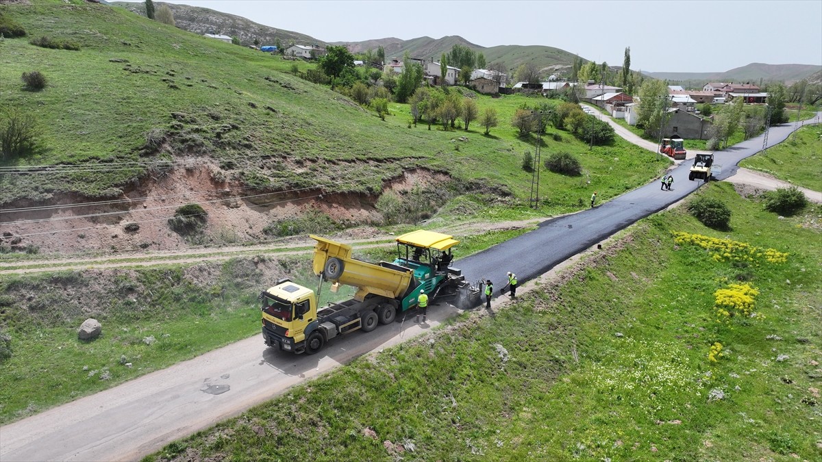 AK Parti Grup Başkanı Abdullah Güler, Sivas Valisi Yılmaz Şimşek ve AK Parti Sivas Milletvekili...