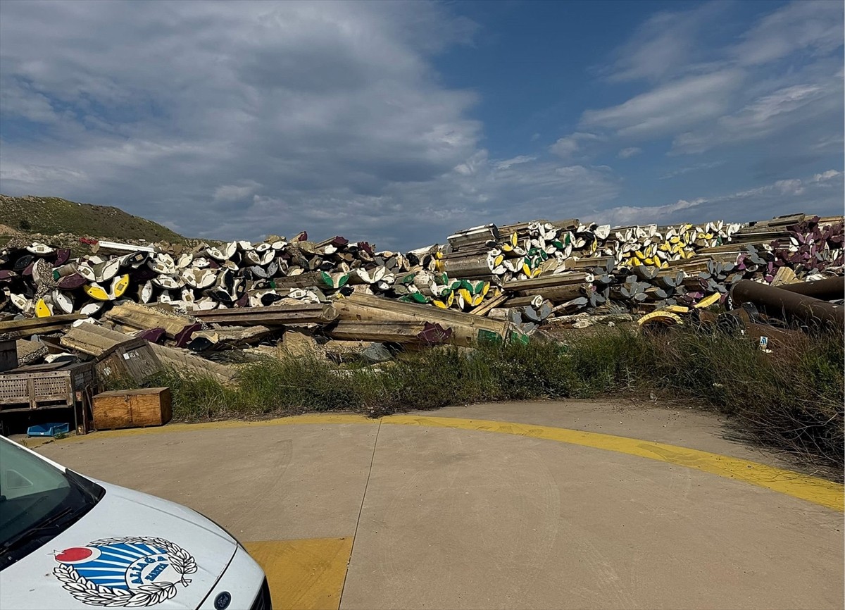 Aliağa Belediyesi, Aliağa Gemi Söküm Bölgesi'nde çevreye zarar verici şekilde depolanan tonlarca...