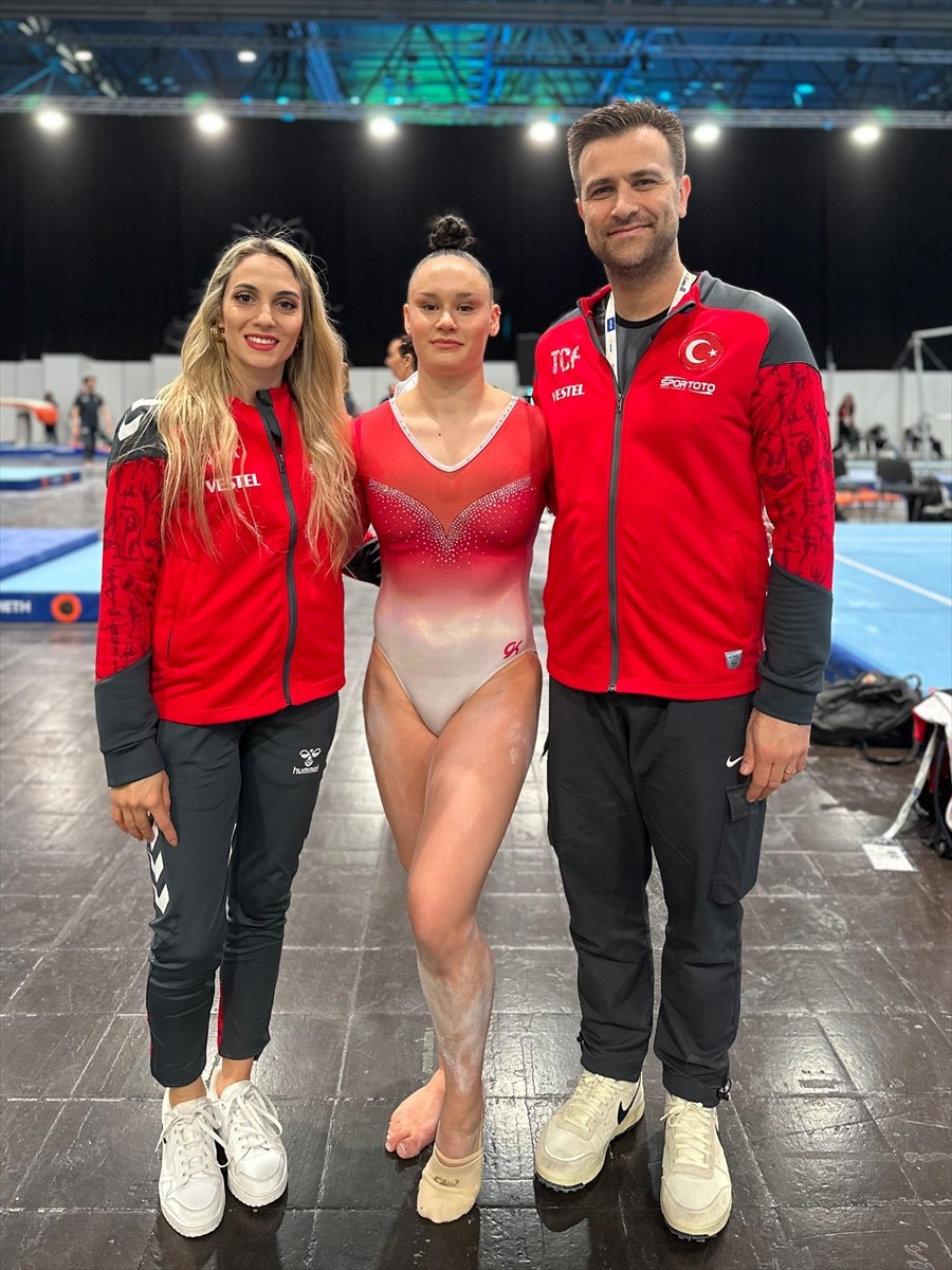 Almanya'da düzenlenen Artistik Cimnastik Avrupa Şampiyonası'nda milli sporcu Nazlı Savranbaşı...