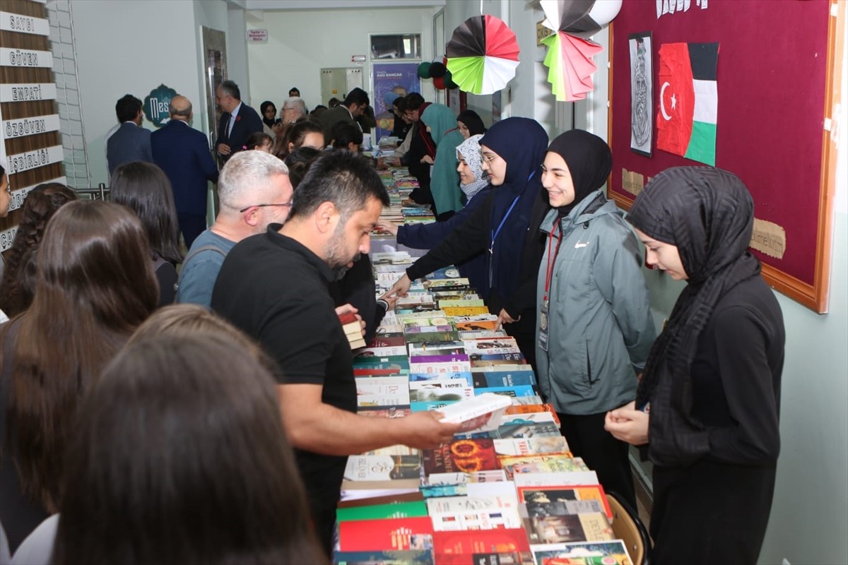 Amasya'da öğrenciler "En Sevdiğim Kitabım Gazze için" sloganıyla kitaplarını kermeste satarak...