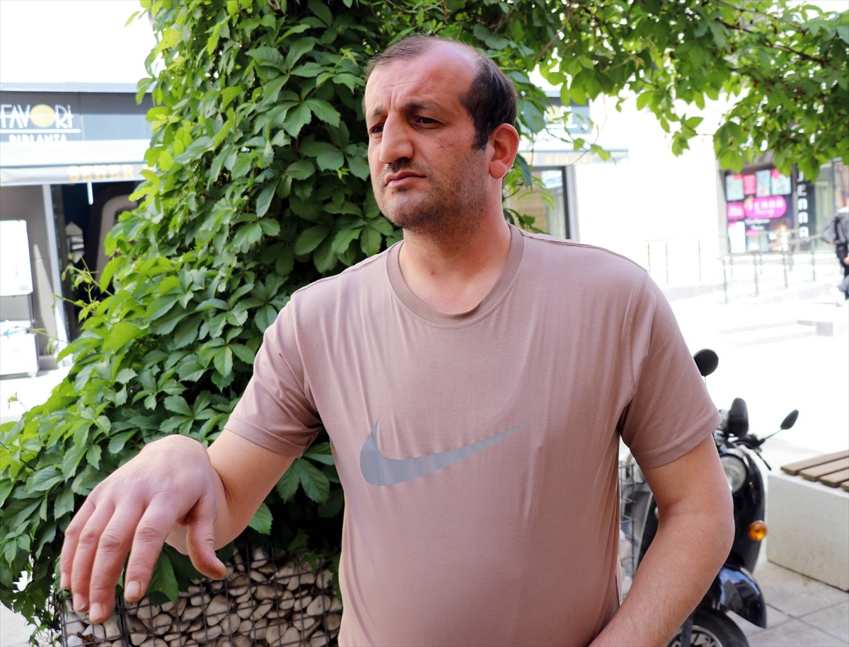 Amasya'nın Merzifon ilçesinde zabıta ekiplerinin, bir çay ocağında yardım amaçlı çalışan engelli...