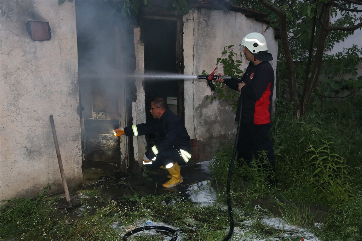Amasya'nın Taşova ilçesinde yangın çıkan tek katlı ahşap ev kullanılamaz hale geldi. Yangın...