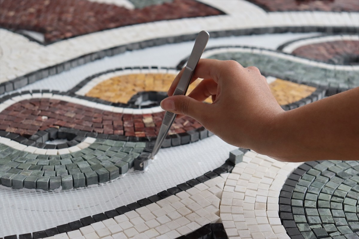 Amasya Üniversitesi öğrencileri, kentte 2013 yılında kurtarma kazısında ulaşılan, 1800 yıllık elma...