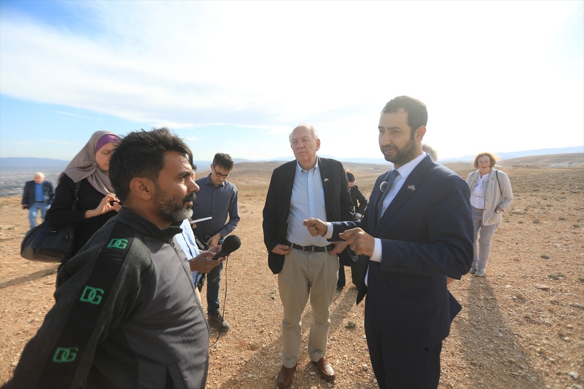 Anadolu Ajansı (AA) ekibi, devrik Beşşar Esed rejiminin öldürdüğü binlerce kişiyi gömdüğü ve...