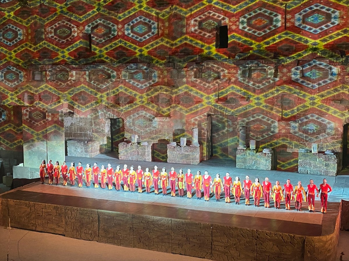 Anadolu Ateşi dans topluluğu, Antalya'da bulunan Aspendos Antik Tiyatrosu'nda sanatseverlerle...