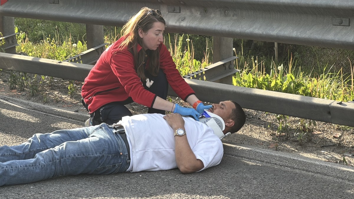  Anadolu Otoyolu'nun Bolu Dağı kesiminde otomobilin kamyona çarptığı kazada 2 kişi...