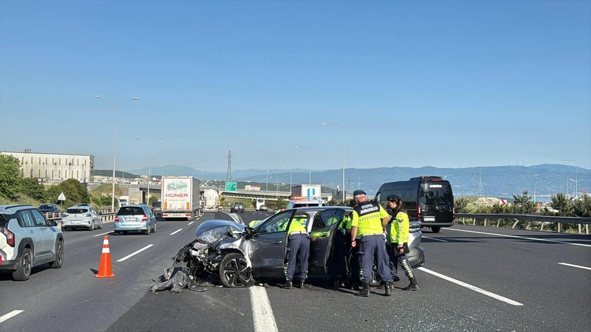 Anadolu Otoyolu'nun Kocaeli kesiminde otomobil ve hafif ticari aracın çarpışması sonucu meydana...