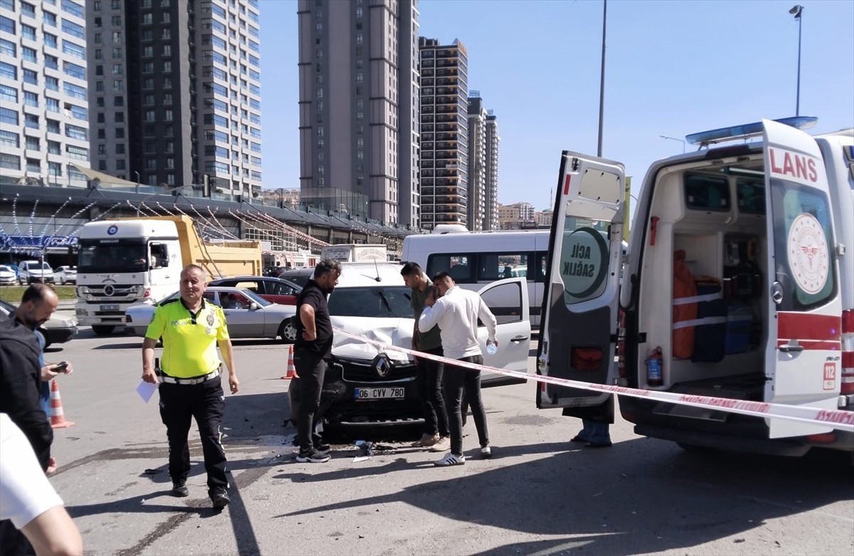 Ankara'da iki otomobilin çarpışması sonucu 2'si bebek 6 kişi yaralandı