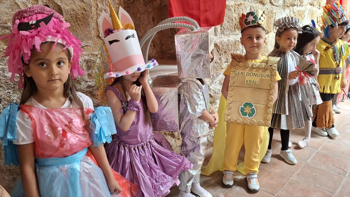 Ankara'nın Beypazarı ilçesinde, Beypazarı Cumhuriyet İlkokulu öğrencileri atık malzemelerden...