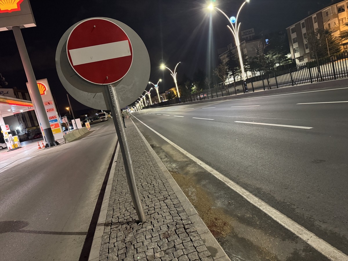 Ankara'nın Gölbaşı ilçesinde trafik levhasına çarpan motosikletteki 2 kişi hayatını...