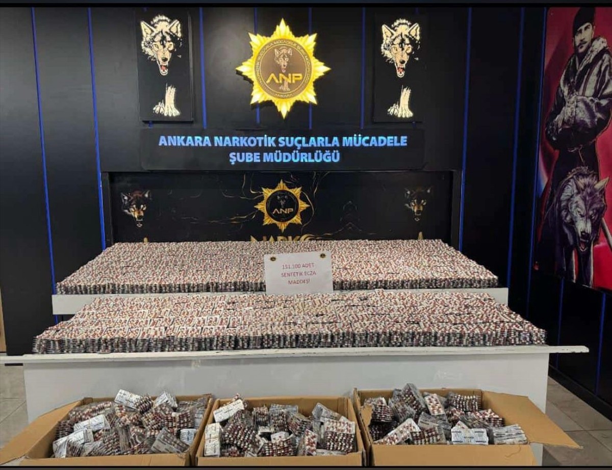 Ankara'nın Kahramankazan ilçesinde düzenlenen uyuşturucu operasyonunda gözaltına alınan 3 zanlı...