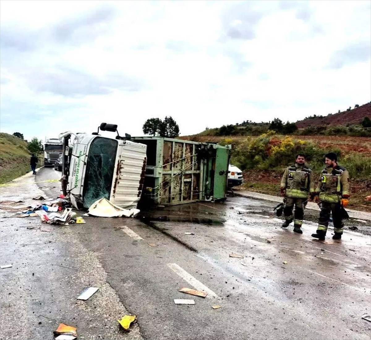 Ankara'nın Nallıhan ilçesinde çöp kamyonunun devrilmesi sonucu sürücü öldü, yanındaki işçi...