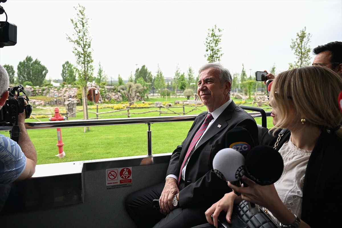 Ankara Büyükşehir Belediye Başkanı Mansur Yavaş, basın mensuplarıyla bir araya gelerek Atatürk...