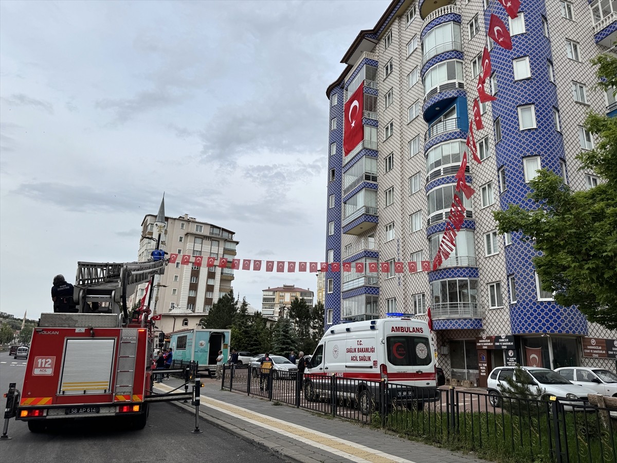 Ankara İl Jandarma Komutanlığında görevliyken aranan bir kişiyi yakalama sırasında eğimli arazide...