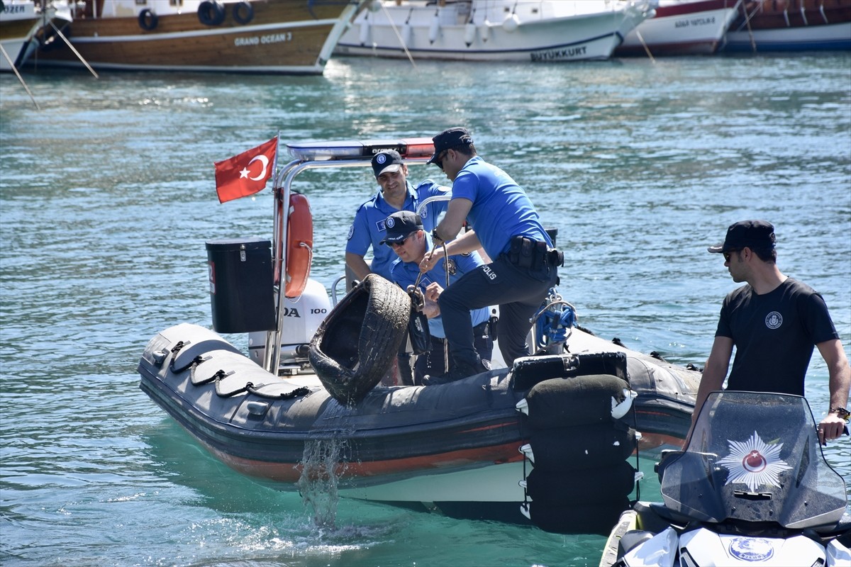 Antalya'da 35 dalgıç, gönüllü olarak Kaleiçi Yat Limanı'nda dalış yaparak deniz dibindeki atıkları...