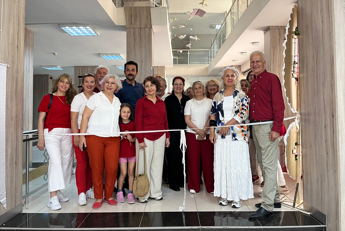 Antalya'da düzenlenen "Gençliğim-Gençliğin" isimli resim sergisi, 19 Mayıs Atatürk'ü Anma Gençlik...