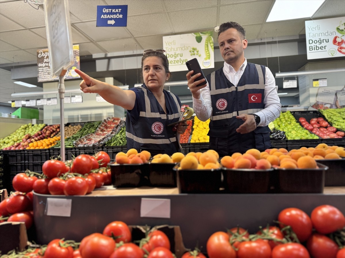 Antalya'da Ticaret İl Müdürlüğü ekipleri, Kurban Bayramı öncesi bazı zincir market şubelerinde...