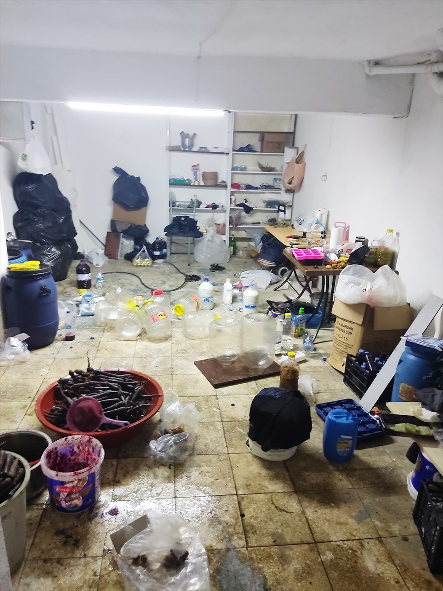 Antalya'nın Alanya ilçesinde sağlıksız koşullarda şalgam üretimi yaptığı belirlenen işletme Alanya...