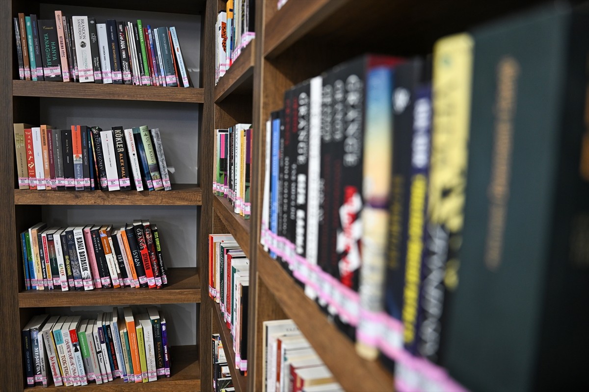 Antalya'nın Döşemealtı ilçesindeki Halk Kütüphanesinin açılışı gerçekleştirildi. 