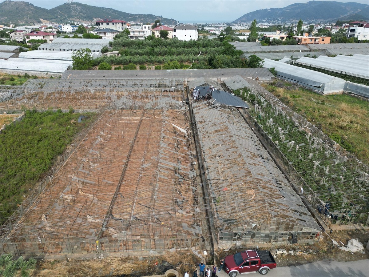 Antalya'nın Gazipaşa ilçesinde hortumun zarar verdiği seralarda hasar tespiti...