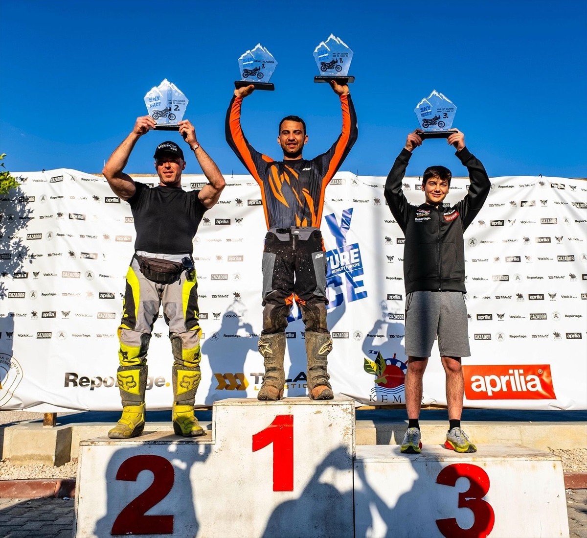 Antalya'nın Kemer ilçesinde "Sky Adventure" motosiklet yarışı düzenlendi. Yarışa katılan yerli ve...