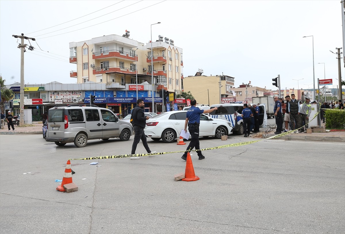 Antalya'nın Kepez ilçesinde iki grup arasında çıkan, silah, bıçak ve sopaların kullanıldığı...