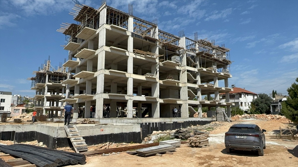 Antalya'nın Kepez ilçesinde inşaatın merdiven boşluğuna düşen yabancı uyruklu işçi hayatını...